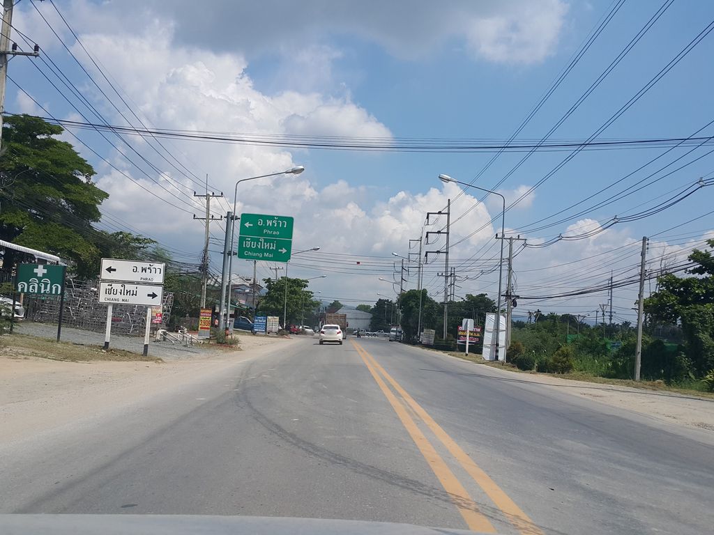 ภาพถนนตรงที่ ข้าวมันไก่ศรีสุพรรณ ตั้งอยู่ ถ่ายโดย jrcarlsen พ.ศ. 2558 (2015) · A street-level view of where ข้าวมันไก่ศรีสุพรรณ · Khao Man Kai Sisuphraron stands, by jrcarlsen in 2558 (2015)