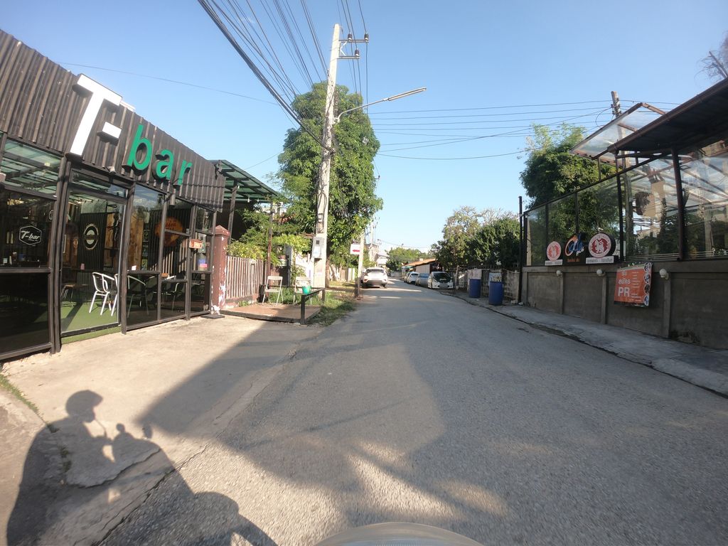ภาพถนนตรงที่ ร้านทีโมบาย ตั้งอยู่ ถ่ายโดย chanuwath_grab พ.ศ. 2562 (2019) · A street-level view of where ร้านทีโมบาย · Ran Thi Mobile stands, by chanuwath_grab in 2562 (2019)