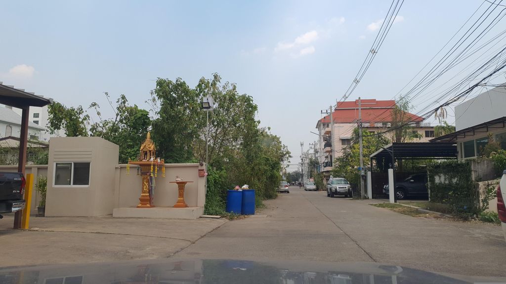 ภาพถนนตรงที่ Le Studio Chiang Mai ตั้งอยู่ ถ่ายโดย jrcarlsen พ.ศ. 2566 (2023) · A street-level view of where Le Studio Chiang Mai stands, by jrcarlsen in 2566 (2023)