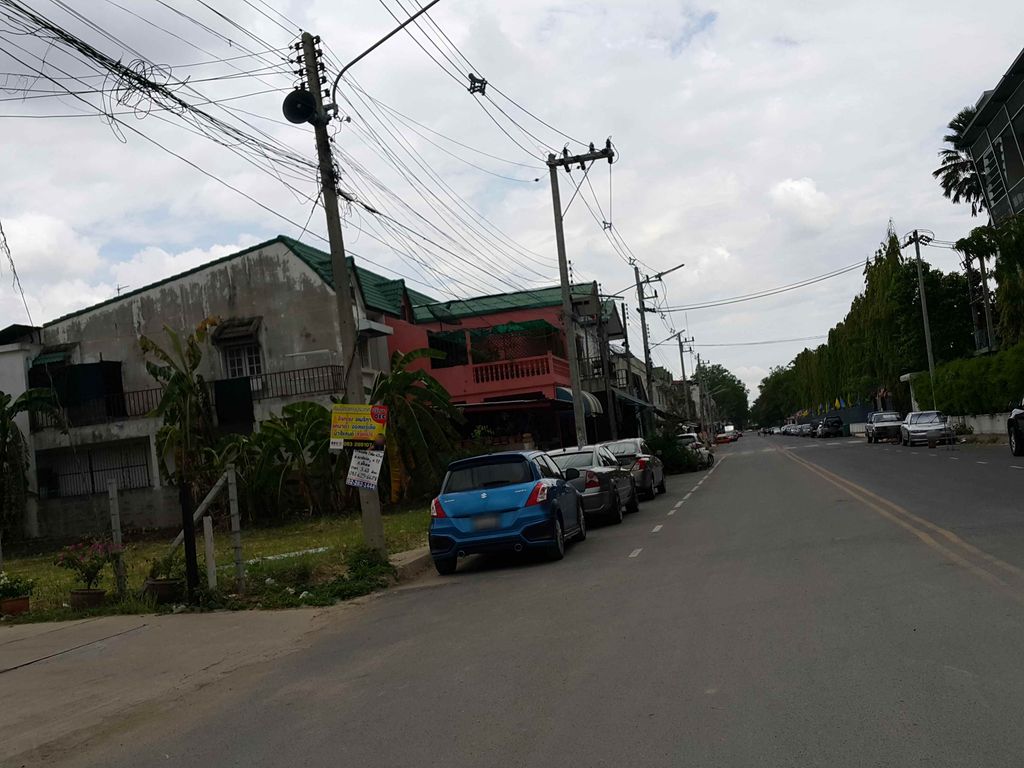 ภาพถนนตรงที่ Montford Residence ตั้งอยู่ ถ่ายโดย jrcarlsen พ.ศ. 2558 (2015) · A street-level view of where Montford Residence stands, by jrcarlsen in 2558 (2015)