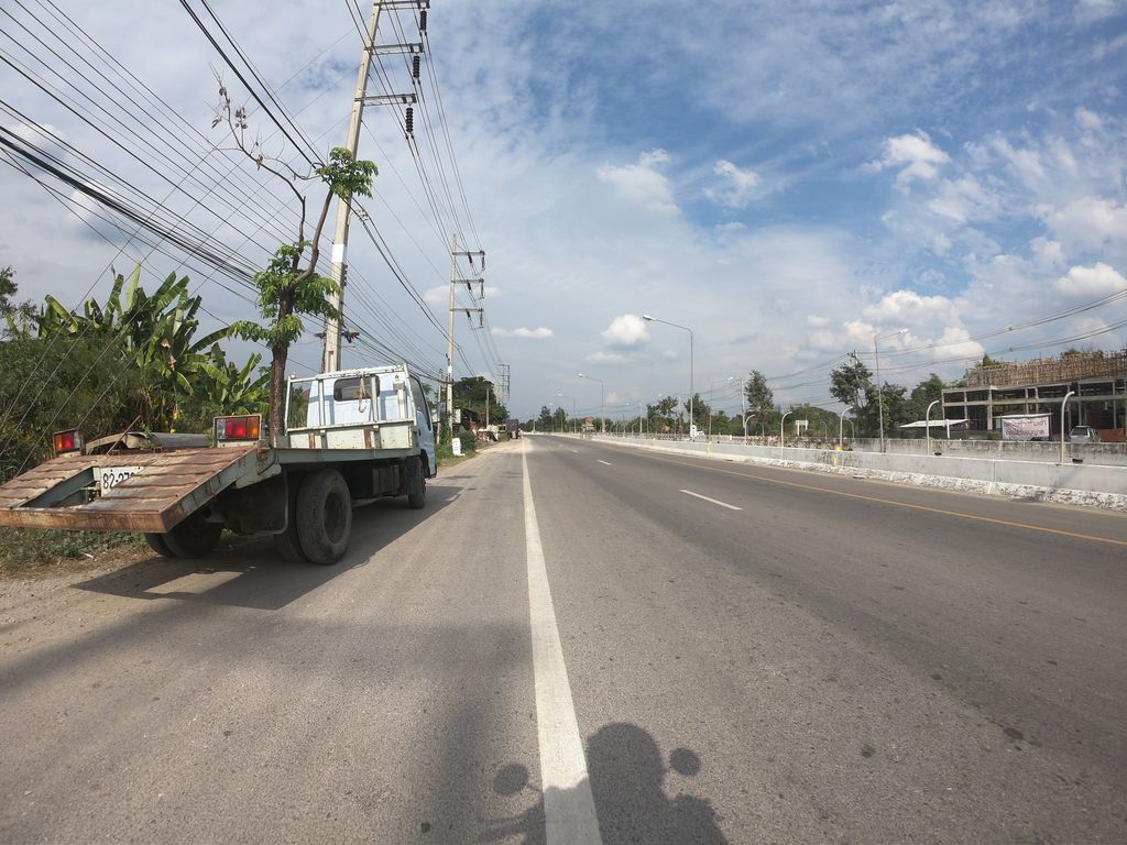 ภาพถนนตรงที่ อู่วัฒน์คันคลอง ตั้งอยู่ ถ่ายโดย chanuwath_grab พ.ศ. 2562 (2019) · A street-level view of where อู่วัฒน์คันคลอง · U Wat Khankhalong stands, by chanuwath_grab in 2562 (2019)