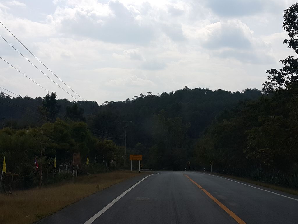 ภาพถนนตรงที่ หมวดการทางอมก๋อย ตั้งอยู่ ถ่ายโดย jrcarlsen พ.ศ. 2558 (2015) · A street-level view of where หมวดการทางอมก๋อย · Muat Kan Thang Omkoi stands, by jrcarlsen in 2558 (2015)