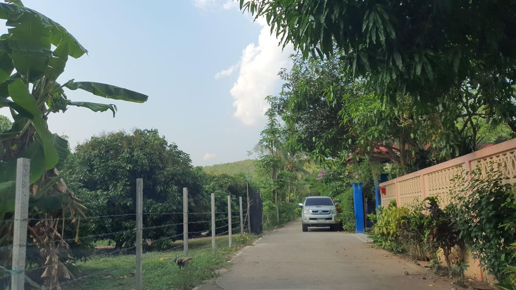 ภาพถนนตรงที่ สวนอุ้ยแยริมน้ำ ตั้งอยู่ ถ่ายโดย jrcarlsen พ.ศ. 2565 (2022) · A street-level view of where สวนอุ้ยแยริมน้ำ · Ui Yae Rimnam Garden stands, by jrcarlsen in 2565 (2022)