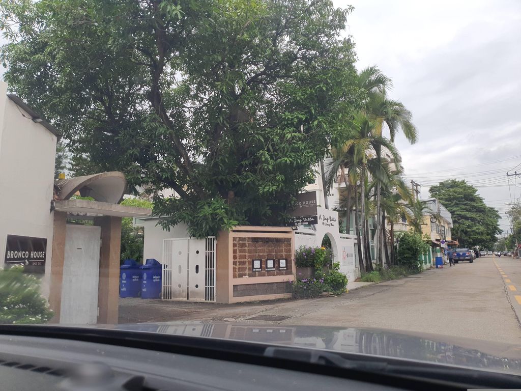 ภาพถนนตรงที่ Chotika4289 Thai Massage ตั้งอยู่ ถ่ายโดย jrcarlsen พ.ศ. 2566 (2023) · A street-level view of where Chotika4289 Thai Massage stands, by jrcarlsen in 2566 (2023)