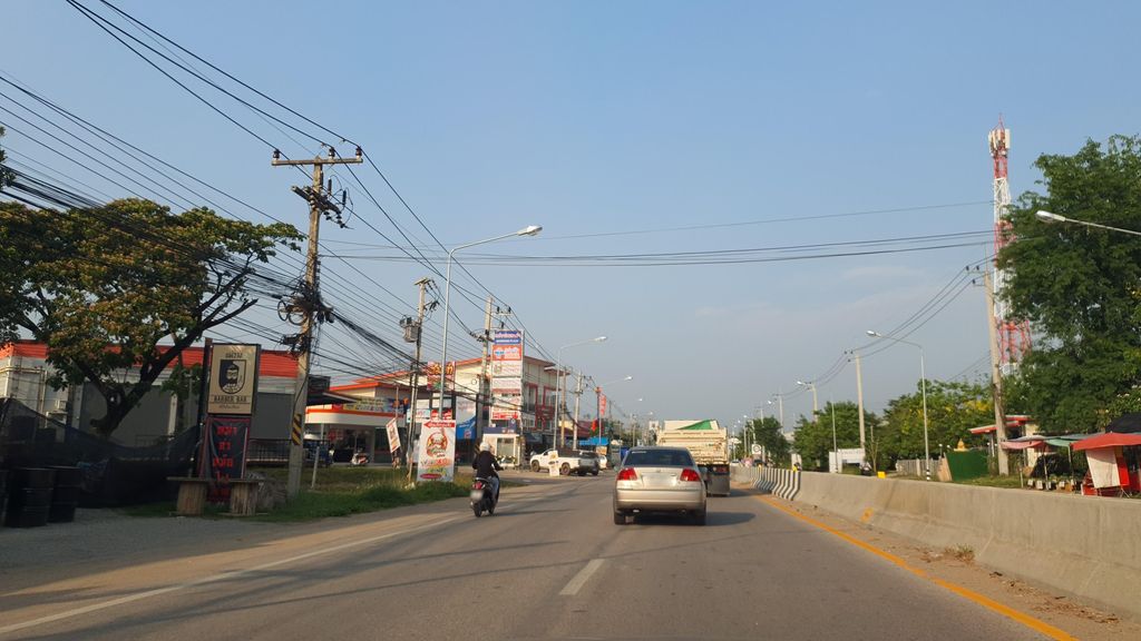 ภาพถนนตรงที่ สวยงาม ซาลอน แม่วาง ตั้งอยู่ ถ่ายโดย jrcarlsen พ.ศ. 2565 (2022) · A street-level view of where สวยงาม ซาลอน แม่วาง · Suaingam Salon Mae Wang stands, by jrcarlsen in 2565 (2022)