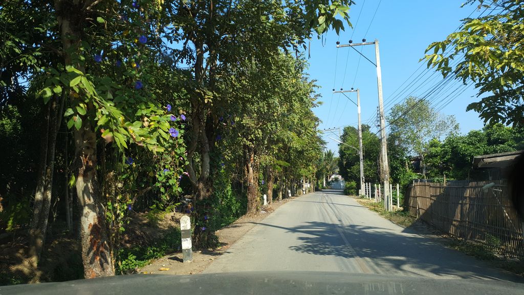 ภาพถนนตรงที่ บ้านสวนนายพลเชียงใหม่ ตั้งอยู่ ถ่ายโดย jrcarlsen พ.ศ. 2562 (2019) · A street-level view of where บ้านสวนนายพลเชียงใหม่ · Ban Suan Naiphon Chiang Mai stands, by jrcarlsen in 2562 (2019)