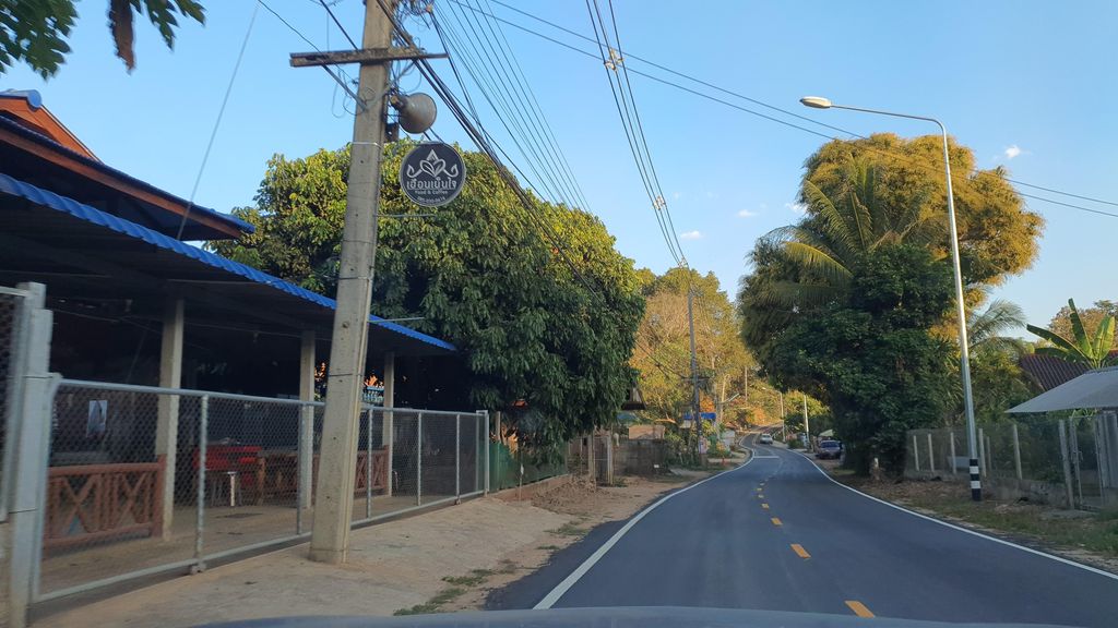 ภาพถนนตรงที่ เฮือนเย็นใจ ตั้งอยู่ ถ่ายโดย jrcarlsen พ.ศ. 2565 (2022) · A street-level view of where เฮือนเย็นใจ · Hueanyenchai stands, by jrcarlsen in 2565 (2022)