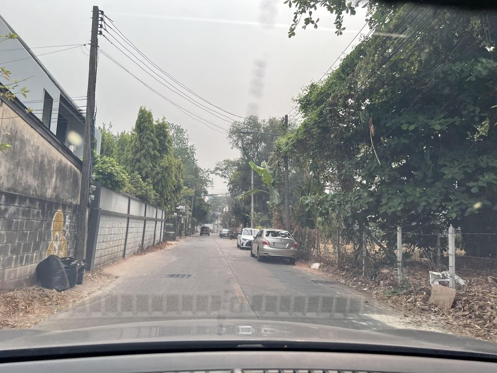 ภาพถนนตรงที่ Wellnext Retreat - Wellness Massage Chiang Mai ตั้งอยู่ ถ่ายโดย lin_wang พ.ศ. 2567 (2024) · A street-level view of where Wellnext Retreat - Wellness Massage Chiang Mai stands, by lin_wang in 2567 (2024)