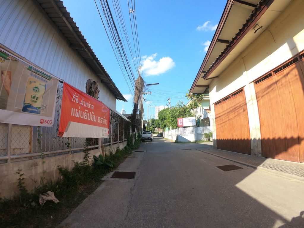 ภาพถนนตรงที่ CHU Hotel Chiang Mai ตั้งอยู่ ถ่ายโดย chanuwath_grab พ.ศ. 2562 (2019) · A street-level view of where CHU Hotel Chiang Mai stands, by chanuwath_grab in 2562 (2019)