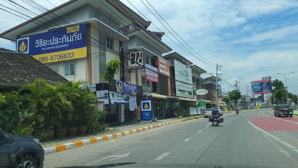 ภาพถนนตรงที่ Neramit Coffee Roaster ตั้งอยู่ ถ่ายโดย jrcarlsen พ.ศ. 2564 (2021) · A street-level view of where Neramit Coffee Roaster stands, by jrcarlsen in 2564 (2021)