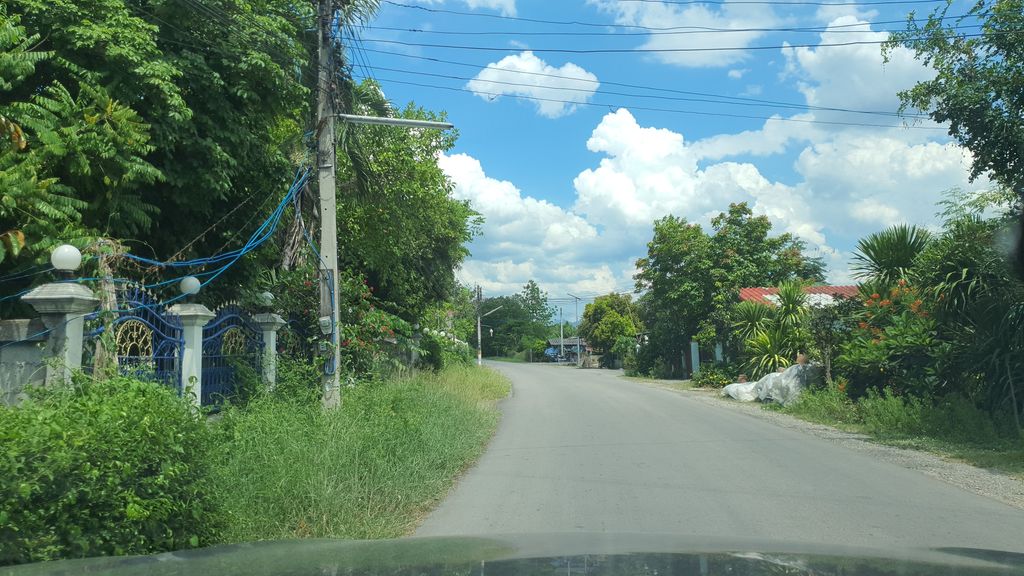 ภาพถนนตรงที่ หลวงพระบาง คาเฟ่ สันกำแพง ตั้งอยู่ ถ่ายโดย jrcarlsen พ.ศ. 2564 (2021) · A street-level view of where หลวงพระบาง คาเฟ่ สันกำแพง · Luangphrabang Café San Kamphaeng stands, by jrcarlsen in 2564 (2021)