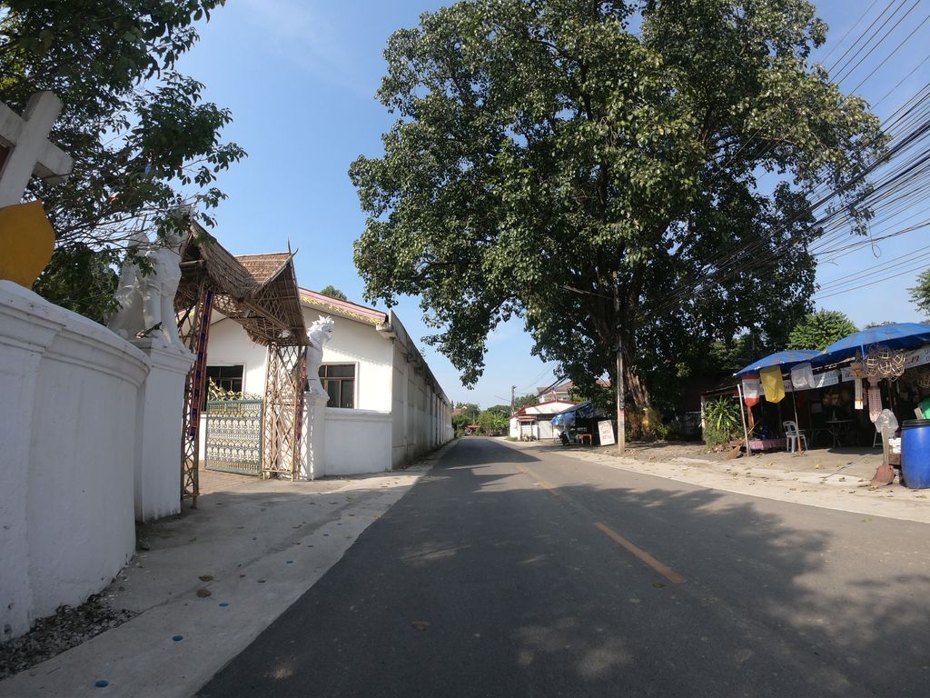 ภาพถนนตรงที่ โคมล้านนา แม่อุ้ย เมืองสาตร ตั้งอยู่ ถ่ายโดย chanuwath_grab พ.ศ. 2562 (2019) · A street-level view of where โคมล้านนา แม่อุ้ย เมืองสาตร · Khomlanna Mae Ui Mueang Sa Ton stands, by chanuwath_grab in 2562 (2019)