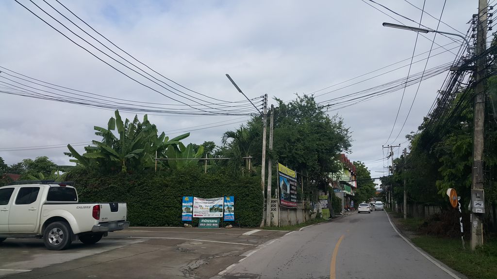 ภาพถนนตรงที่ หอพักไชยวัฒน์ ตั้งอยู่ ถ่ายโดย jrcarlsen พ.ศ. 2559 (2016) · A street-level view of where หอพักไชยวัฒน์ · Chaiwat Dormitory stands, by jrcarlsen in 2559 (2016)