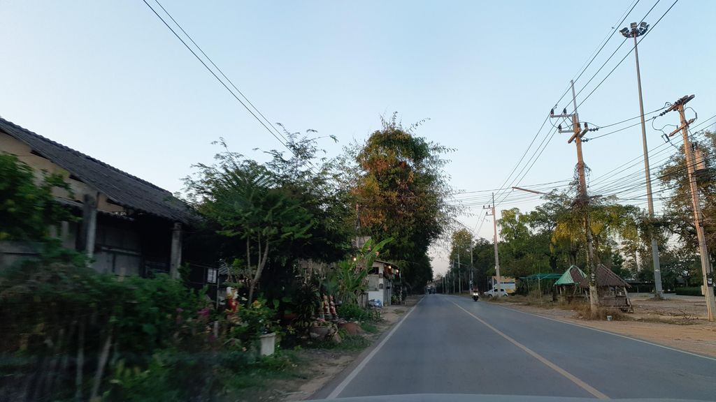 ภาพถนนตรงที่ หอพักธันย์ณลิน ตั้งอยู่ ถ่ายโดย jrcarlsen พ.ศ. 2565 (2022) · A street-level view of where หอพักธันย์ณลิน · Thanna Lin Dormitory stands, by jrcarlsen in 2565 (2022)
