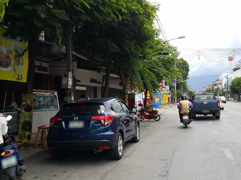 ภาพถนนตรงที่ เจริญเมืองพลาซ่า ตั้งอยู่ ถ่ายโดย jrcarlsen พ.ศ. 2558 (2015) · A street-level view of where เจริญเมืองพลาซ่า · Charoen Mueang Plaza stands, by jrcarlsen in 2558 (2015)