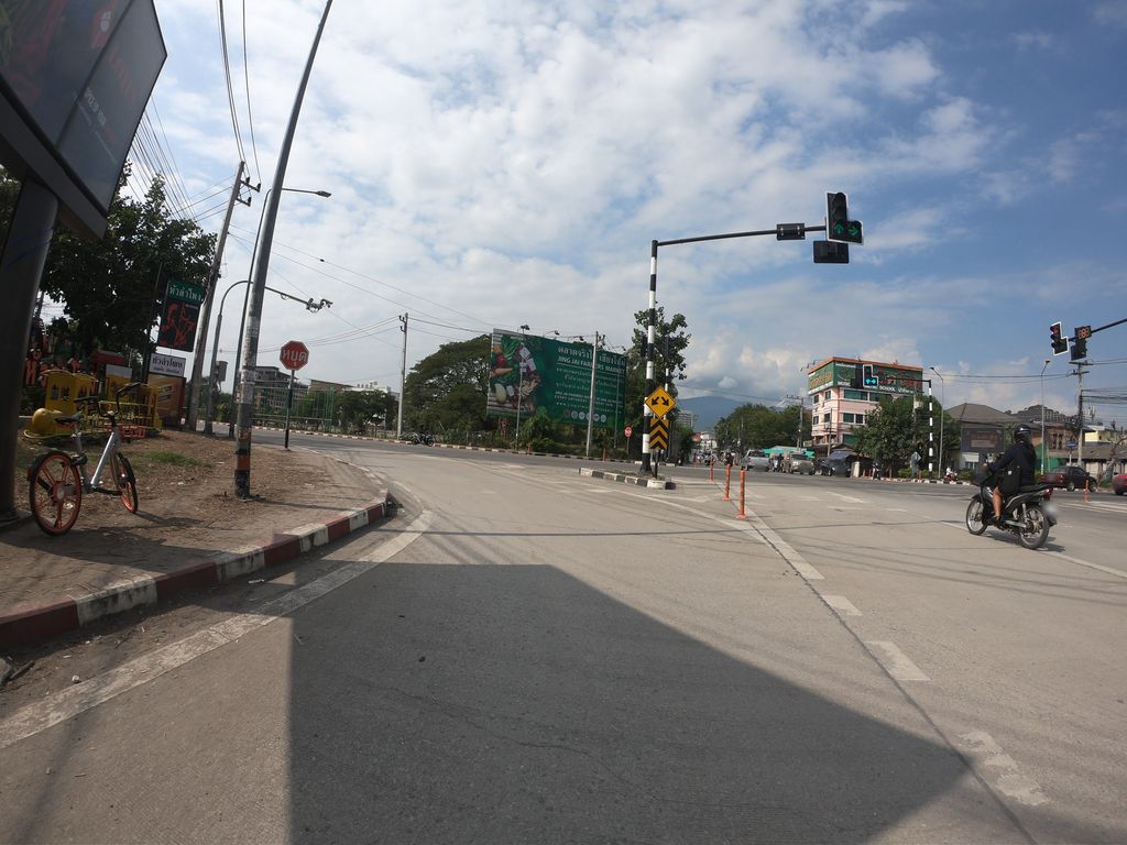 ภาพถนนตรงที่ ทิวไผ่ ตั้งอยู่ ถ่ายโดย chanuwath_grab พ.ศ. 2562 (2019) · A street-level view of where ทิวไผ่ · Thiophai stands, by chanuwath_grab in 2562 (2019)