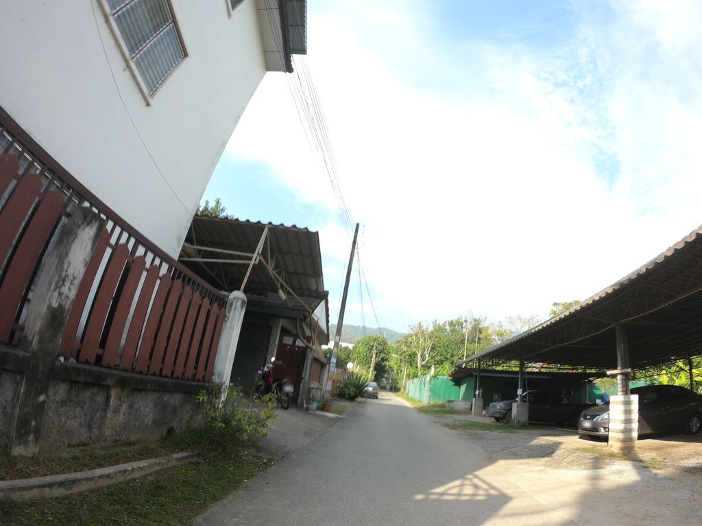 ภาพถนนตรงที่ หอพักขวัญโกมล ตั้งอยู่ ถ่ายโดย chanuwath_grab พ.ศ. 2562 (2019) · A street-level view of where หอพักขวัญโกมล · Khwan Komla Dormitory stands, by chanuwath_grab in 2562 (2019)