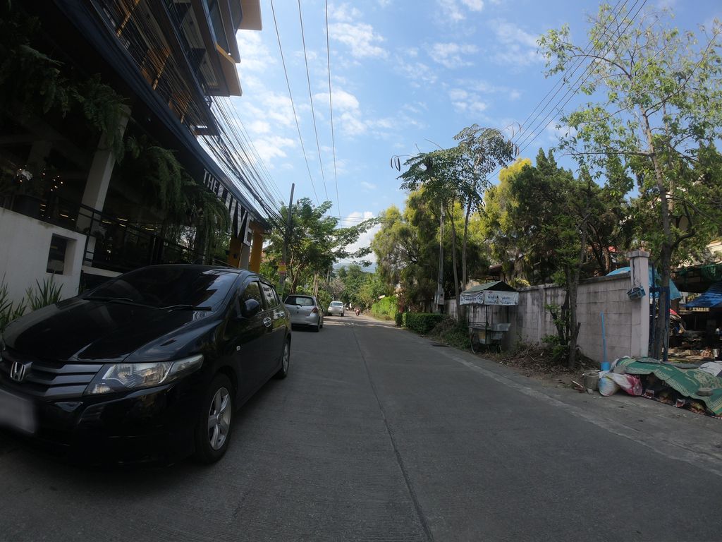 ภาพถนนตรงที่ The Hive Chiang Mai ตั้งอยู่ ถ่ายโดย chanuwath_grab พ.ศ. 2562 (2019) · A street-level view of where The Hive Chiang Mai stands, by chanuwath_grab in 2562 (2019)