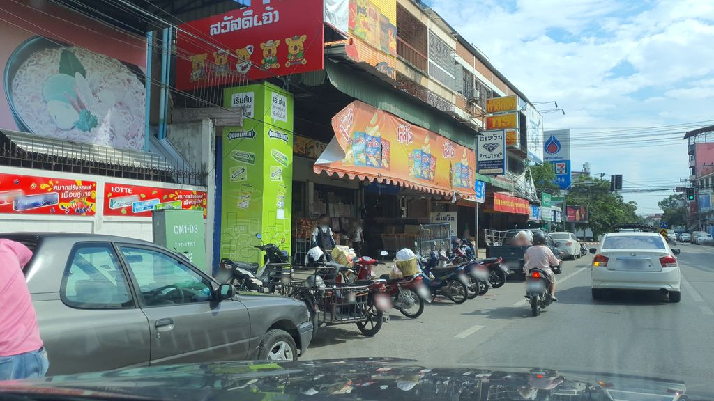 ภาพถนนตรงที่ ร้านขนมค้าส่งจรรยา กาดเมืองใหม่ เชียงใหม่ ตั้งอยู่ ถ่ายโดย jrcarlsen พ.ศ. 2564 (2021) · A street-level view of where ร้านขนมค้าส่งจรรยา กาดเมืองใหม่ เชียงใหม่ · Ran Khanom Khatnga Chanya Kat Mueang Mai Chiang Mai stands, by jrcarlsen in 2564 (2021)