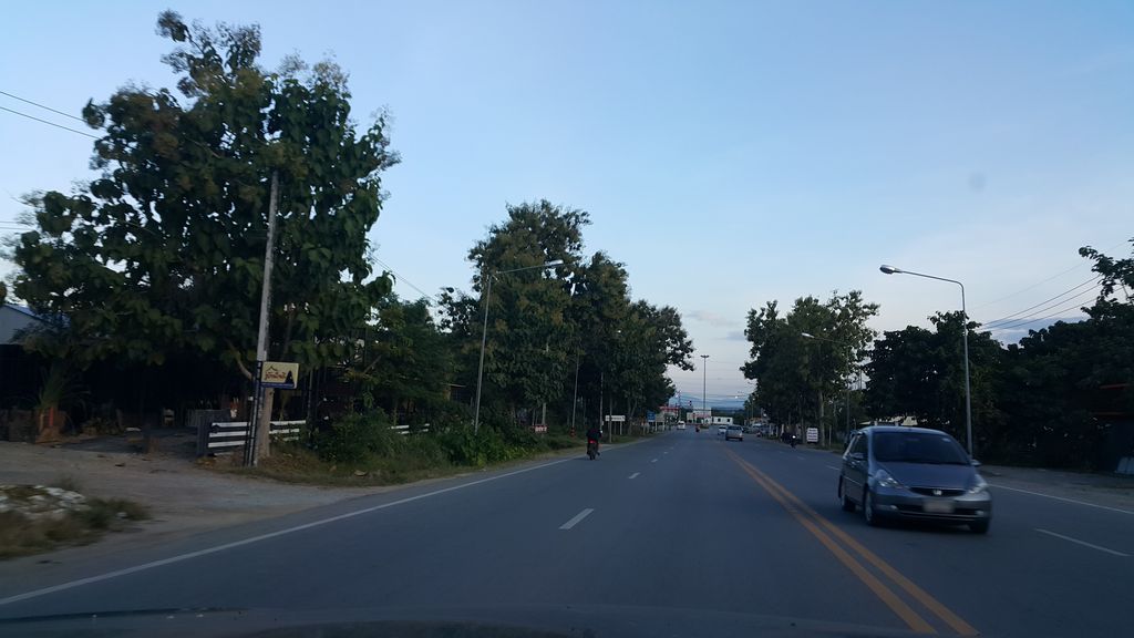 ภาพถนนตรงที่ ร้านเอเอหมูกะทะ ตั้งอยู่ ถ่ายโดย jrcarlsen พ.ศ. 2559 (2016) · A street-level view of where ร้านเอเอหมูกะทะ · Ran A A Mukatha stands, by jrcarlsen in 2559 (2016)
