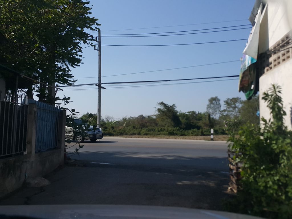 ภาพถนนตรงที่ ม๊อกม่วนวัวหัน ตั้งอยู่ ถ่ายโดย jrcarlsen พ.ศ. 2558 (2015) · A street-level view of where ม๊อกม่วนวัวหัน · Mok Muan Wuahan stands, by jrcarlsen in 2558 (2015)