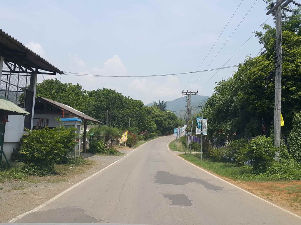ภาพถนนตรงที่ ร้านจั๋น รอนาน อาหารตามสั่ง ตั้งอยู่ ถ่ายโดย jrcarlsen พ.ศ. 2558 (2015) · A street-level view of where ร้านจั๋น รอนาน อาหารตามสั่ง · Ran Chan Ronan Ahantamsang stands, by jrcarlsen in 2558 (2015)
