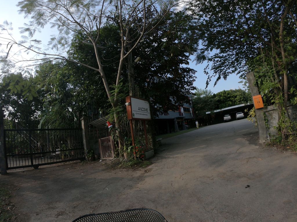 ภาพถนนตรงที่ Lancome Plus Apartment ตั้งอยู่ ถ่ายโดย chanuwath_grab พ.ศ. 2562 (2019) · A street-level view of where Lancome Plus Apartment stands, by chanuwath_grab in 2562 (2019)