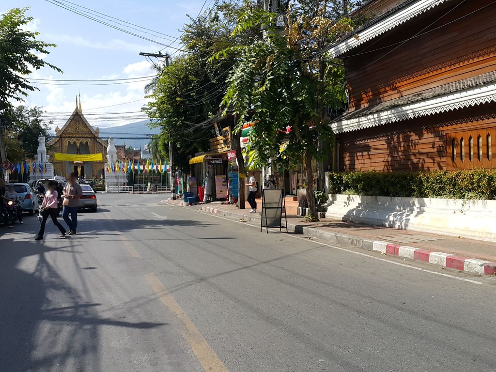 ภาพถนนตรงที่ Chiang Mai Cosmetics ตั้งอยู่ ถ่ายโดย jrcarlsen พ.ศ. 2558 (2015) · A street-level view of where Chiang Mai Cosmetics stands, by jrcarlsen in 2558 (2015)
