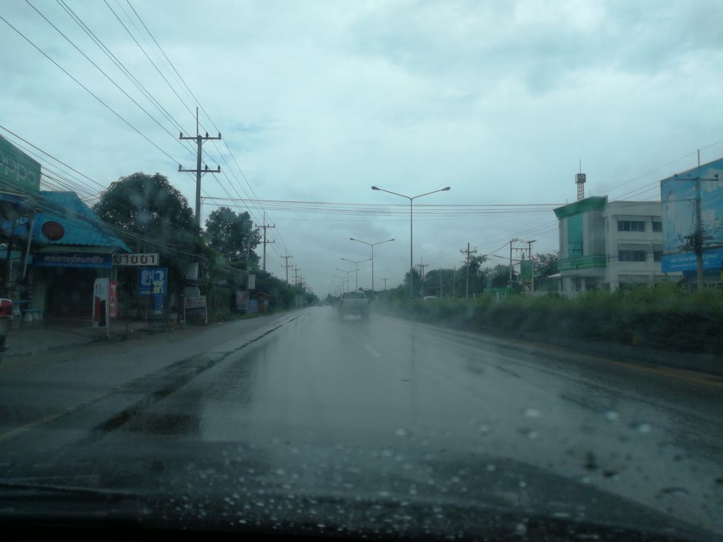 ภาพถนนตรงที่ ทอฝันคอสเมติก ตั้งอยู่ ถ่ายโดย chanon พ.ศ. 2561 (2018) · A street-level view of where ทอฝันคอสเมติก · Thofan Cosmetic stands, by chanon in 2561 (2018)