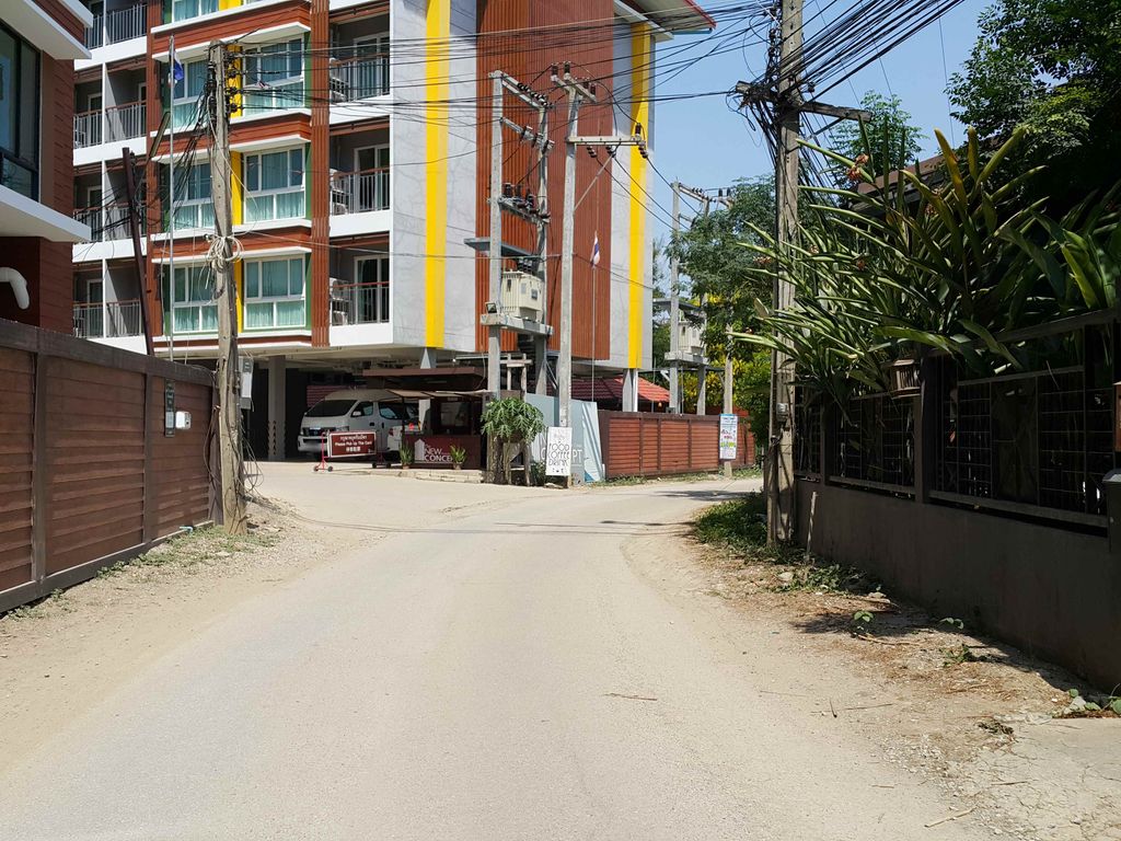 ภาพถนนตรงที่ The New Concept Group ตั้งอยู่ ถ่ายโดย jrcarlsen พ.ศ. 2558 (2015) · A street-level view of where The New Concept Group stands, by jrcarlsen in 2558 (2015)