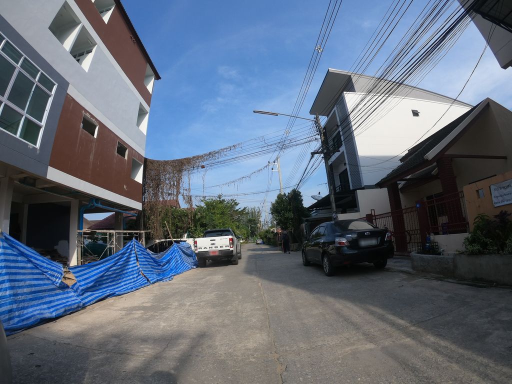 ภาพถนนตรงที่ หอพักบ้านฮักมงฟอร์ต ตั้งอยู่ ถ่ายโดย chanuwath_grab พ.ศ. 2562 (2019) · A street-level view of where หอพักบ้านฮักมงฟอร์ต · Ban Hak Montfort Dormitory stands, by chanuwath_grab in 2562 (2019)