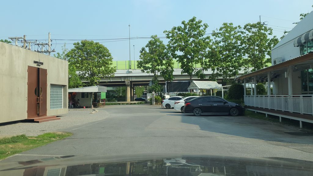ภาพถนนตรงที่ Chiangmai Piano Institute ตั้งอยู่ ถ่ายโดย jrcarlsen พ.ศ. 2564 (2021) · A street-level view of where Chiangmai Piano Institute stands, by jrcarlsen in 2564 (2021)