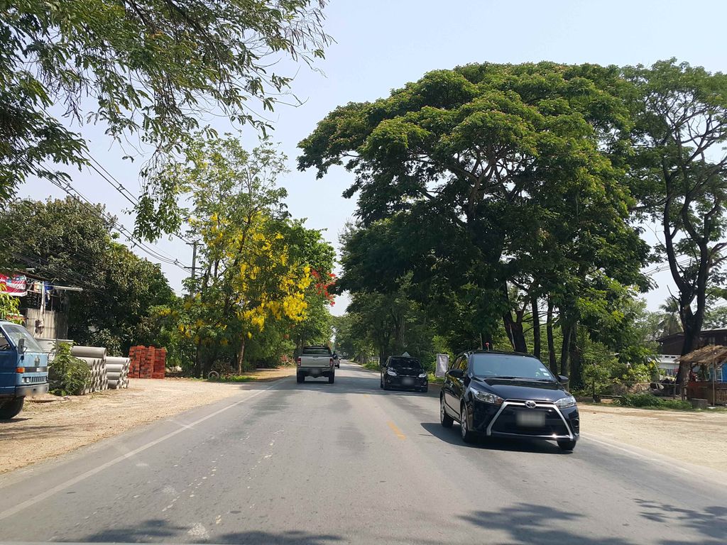 ภาพถนนตรงที่ พรนภาวัสดุก่อสร้าง ตั้งอยู่ ถ่ายโดย jrcarlsen พ.ศ. 2558 (2015) · A street-level view of where พรนภาวัสดุก่อสร้าง · Phon Napha Watdu Kosang stands, by jrcarlsen in 2558 (2015)