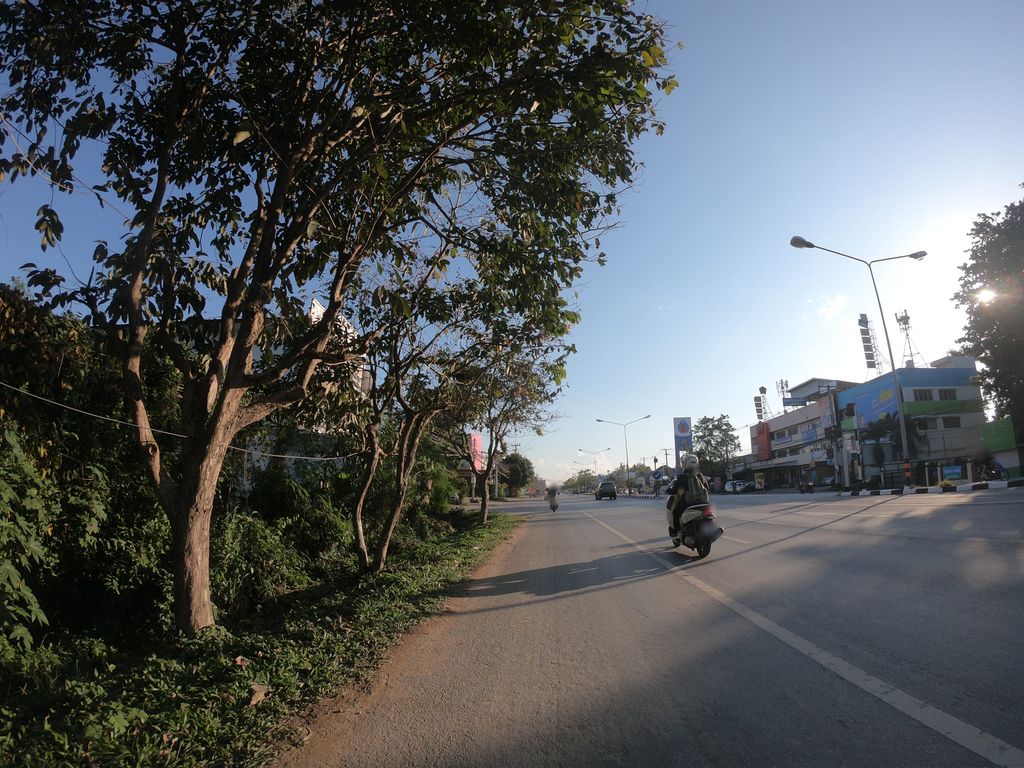 ภาพถนนตรงที่ Lobster Chiangmai Seafood ตั้งอยู่ ถ่ายโดย chanuwath_grab พ.ศ. 2562 (2019) · A street-level view of where Lobster Chiangmai Seafood stands, by chanuwath_grab in 2562 (2019)