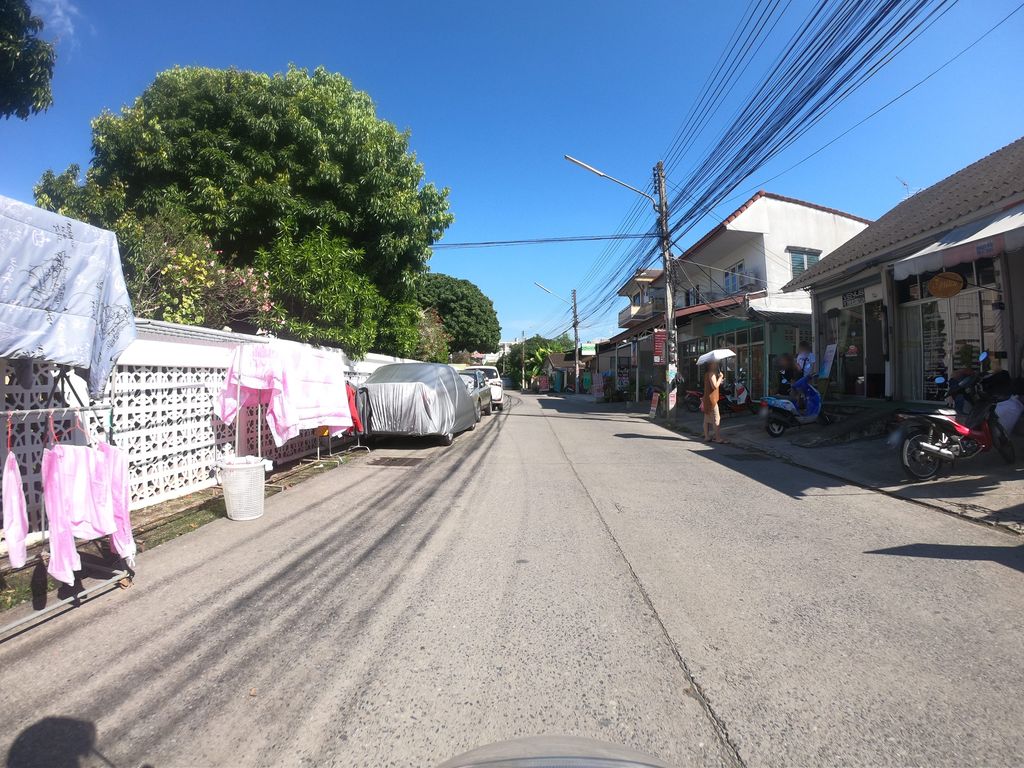 ภาพถนนตรงที่ ศิลป์บายศรี ตั้งอยู่ ถ่ายโดย chanuwath_grab พ.ศ. 2562 (2019) · A street-level view of where ศิลป์บายศรี · Sinbaisi stands, by chanuwath_grab in 2562 (2019)