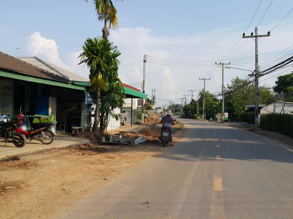 ภาพถนนตรงที่ แดนทอง วัสดุก่อสร้าง ตั้งอยู่ ถ่ายโดย jrcarlsen พ.ศ. 2558 (2015) · A street-level view of where แดนทอง วัสดุก่อสร้าง · Daenthong Watdu Kosang stands, by jrcarlsen in 2558 (2015)