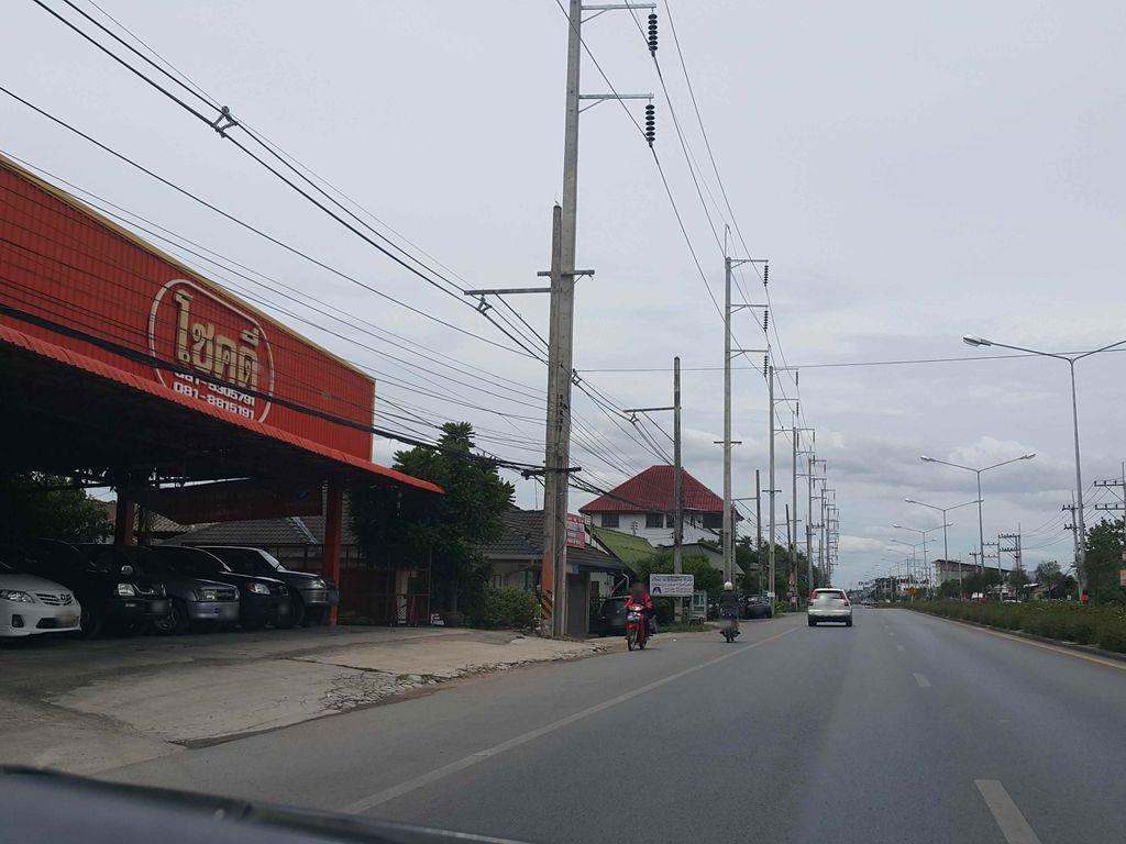 ภาพถนนตรงที่ บุญมีธุรกิจยนต์ ตั้งอยู่ ถ่ายโดย jrcarlsen พ.ศ. 2558 (2015) · A street-level view of where บุญมีธุรกิจยนต์ · Bunmi Thunkityon stands, by jrcarlsen in 2558 (2015)