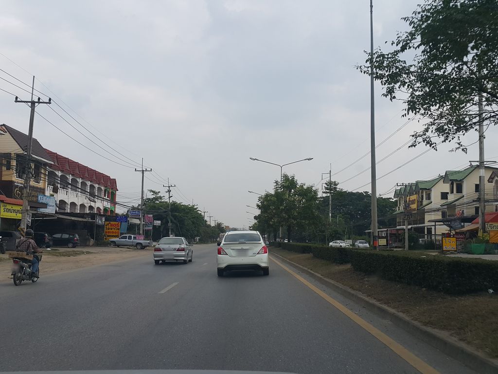 ภาพถนนตรงที่ Coffee Tree ตั้งอยู่ ถ่ายโดย jrcarlsen พ.ศ. 2558 (2015) · A street-level view of where Coffee Tree stands, by jrcarlsen in 2558 (2015)