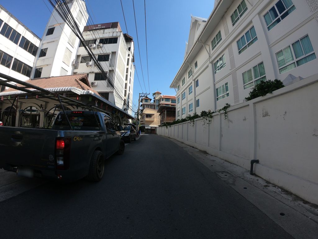 ภาพถนนตรงที่ White Boutique Hotel and Spa ตั้งอยู่ ถ่ายโดย chanuwath_grab พ.ศ. 2562 (2019) · A street-level view of where White Boutique Hotel and Spa stands, by chanuwath_grab in 2562 (2019)
