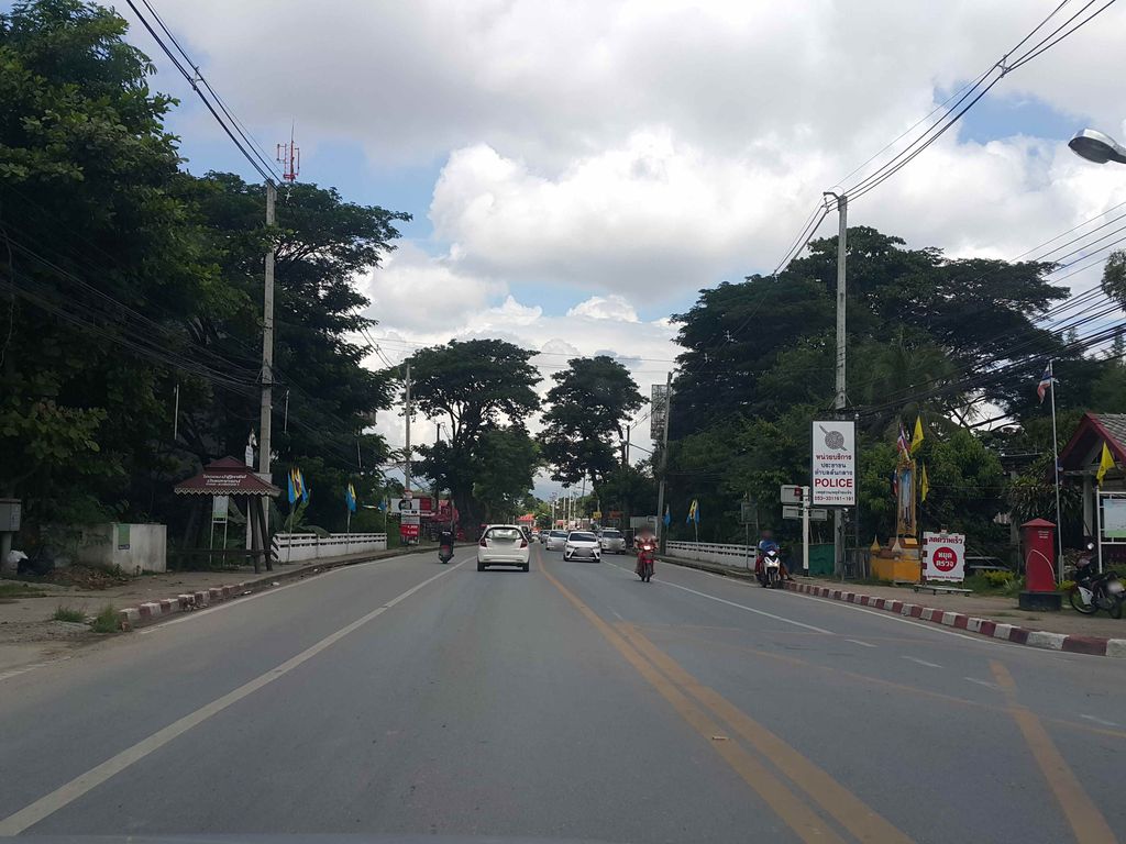 ภาพถนนตรงที่ ยาดีเชียงใหม่ ตั้งอยู่ ถ่ายโดย jrcarlsen พ.ศ. 2558 (2015) · A street-level view of where ยาดีเชียงใหม่ · Ya Di Chiang Mai stands, by jrcarlsen in 2558 (2015)