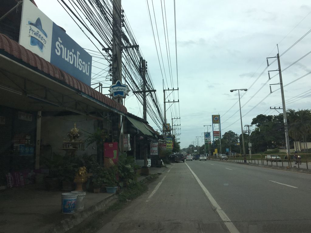 ภาพถนนตรงที่ Baan Ped Cafe at Maerim ตั้งอยู่ ถ่ายโดย wapriz พ.ศ. 2561 (2018) · A street-level view of where Baan Ped Cafe at Maerim stands, by wapriz in 2561 (2018)