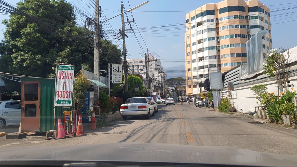 ภาพถนนตรงที่ 2B Glory Hair Studio ตั้งอยู่ ถ่ายโดย jrcarlsen พ.ศ. 2566 (2023) · A street-level view of where 2B Glory Hair Studio stands, by jrcarlsen in 2566 (2023)