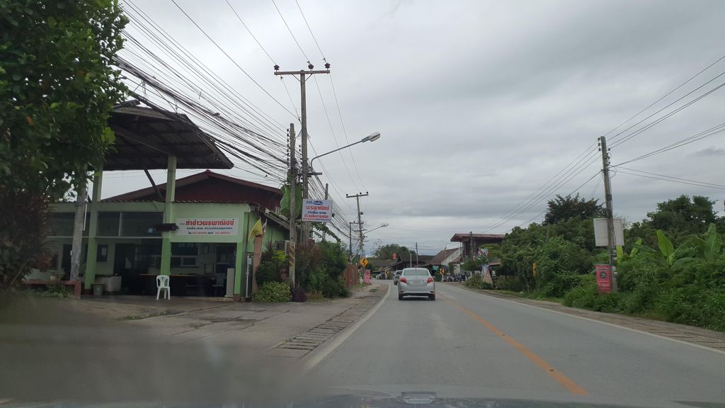 ภาพถนนตรงที่ ยามีออโต้ช็อป ตั้งอยู่ ถ่ายโดย jrcarlsen พ.ศ. 2564 (2021) · A street-level view of where ยามีออโต้ช็อป · Ya Mi Auto Shop stands, by jrcarlsen in 2564 (2021)