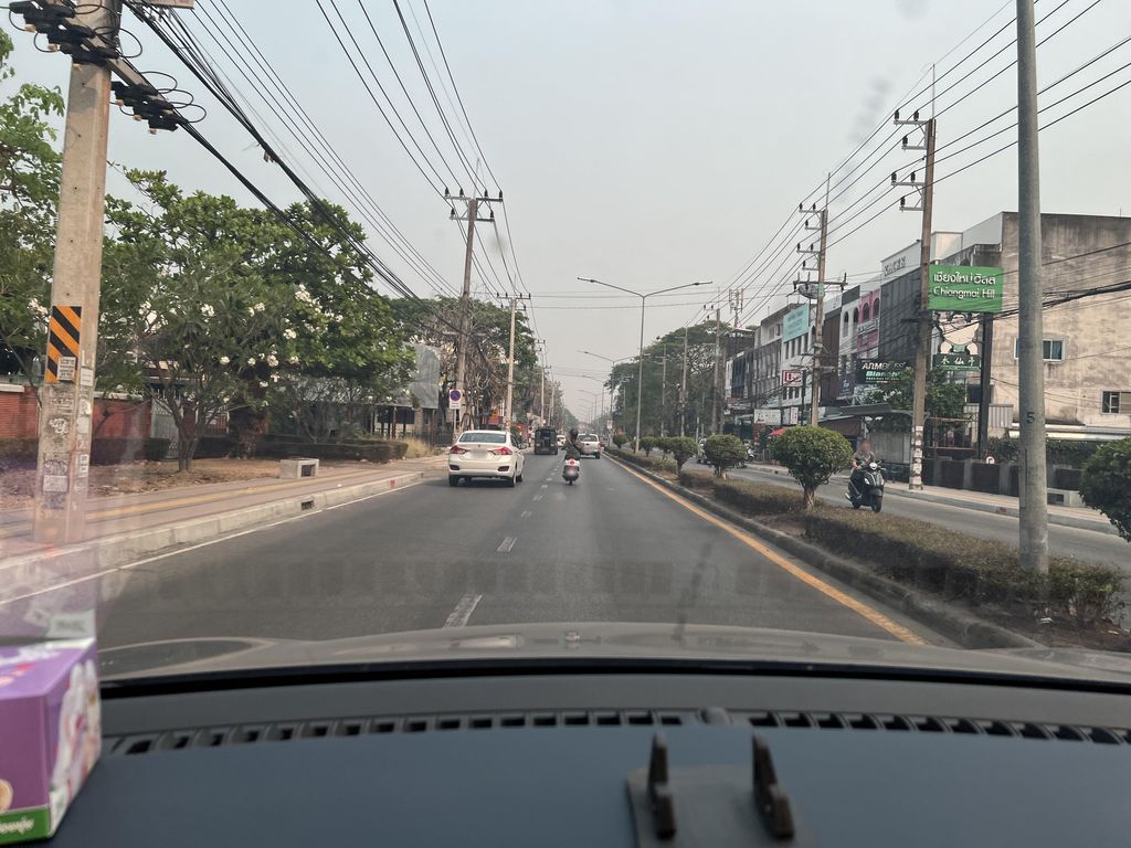 ภาพถนนตรงที่ CHARLIE'S CORNER ตั้งอยู่ ถ่ายโดย lin_wang พ.ศ. 2567 (2024) · A street-level view of where CHARLIE'S CORNER stands, by lin_wang in 2567 (2024)