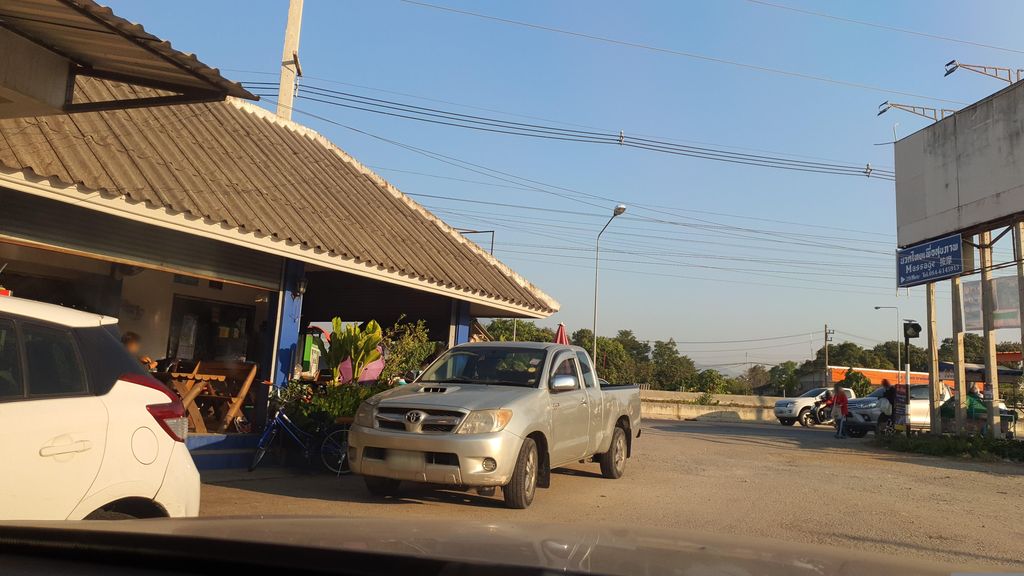 ภาพถนนตรงที่ ดาจ๋า คาราโอเกะ ตั้งอยู่ ถ่ายโดย jrcarlsen พ.ศ. 2566 (2023) · A street-level view of where ดาจ๋า คาราโอเกะ · Dacha Kharaoke stands, by jrcarlsen in 2566 (2023)
