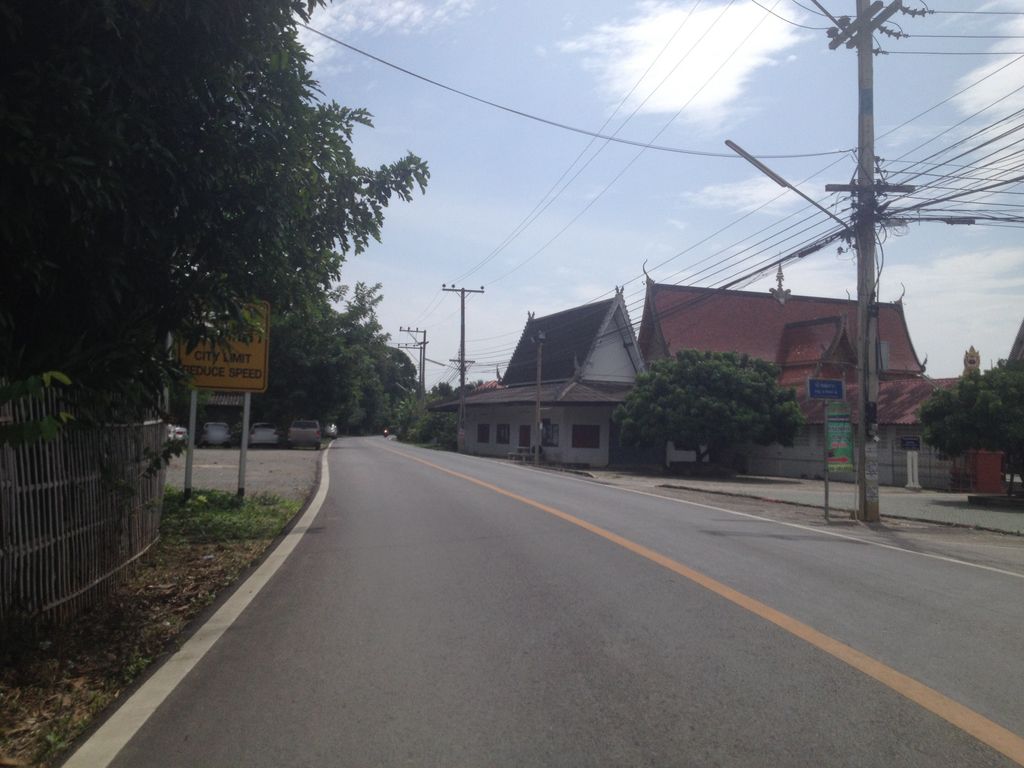 ภาพถนนตรงที่ ศูนย์เด็กเล็กสบแม่ข่า ตั้งอยู่ ถ่ายโดย jimwatana พ.ศ. 2558 (2015) · A street-level view of where ศูนย์เด็กเล็กสบแม่ข่า · Deklek Sopmaekha Centre stands, by jimwatana in 2558 (2015)
