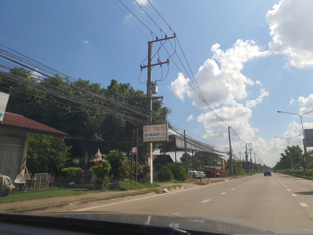ภาพถนนตรงที่ พีจีเอแบตเตอรี่ ตั้งอยู่ ถ่ายโดย jrcarlsen พ.ศ. 2566 (2023) · A street-level view of where พีจีเอแบตเตอรี่ · Phichi A Battery stands, by jrcarlsen in 2566 (2023)