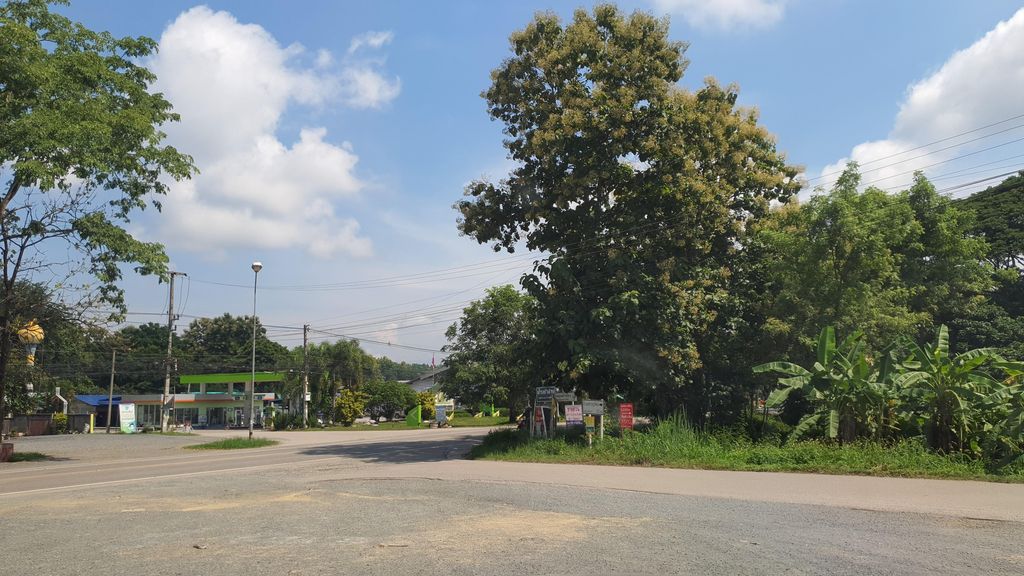 ภาพถนนตรงที่ แม่ออนสื่อสาร ตั้งอยู่ ถ่ายโดย jrcarlsen พ.ศ. 2565 (2022) · A street-level view of where แม่ออนสื่อสาร · Mae On Suesan stands, by jrcarlsen in 2565 (2022)