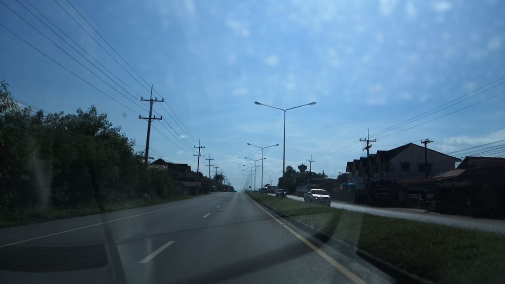 ภาพถนนตรงที่ ร้านม่วนใจ๋ ปิ้งย่าง ตั้งอยู่ ถ่ายโดย charlesano พ.ศ. 2561 (2018) · A street-level view of where ร้านม่วนใจ๋ ปิ้งย่าง · Ran Muanchai Pingyang stands, by charlesano in 2561 (2018)