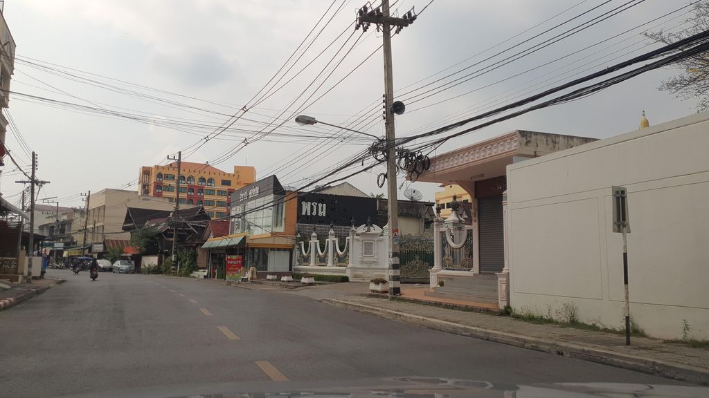 ภาพถนนตรงที่ โรงเรียนเต็มใจทำบริรักษ์ ตั้งอยู่ ถ่ายโดย jrcarlsen พ.ศ. 2565 (2022) · A street-level view of where โรงเรียนเต็มใจทำบริรักษ์ · Temchai Tham Brirak School stands, by jrcarlsen in 2565 (2022)